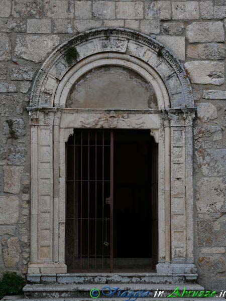 07_P1040223+.jpg - 07_P1040223+.jpg - Il portale della chiesa di S. Pietro d'Albe (XII sec.), nella frazione di  Alba Fucens.